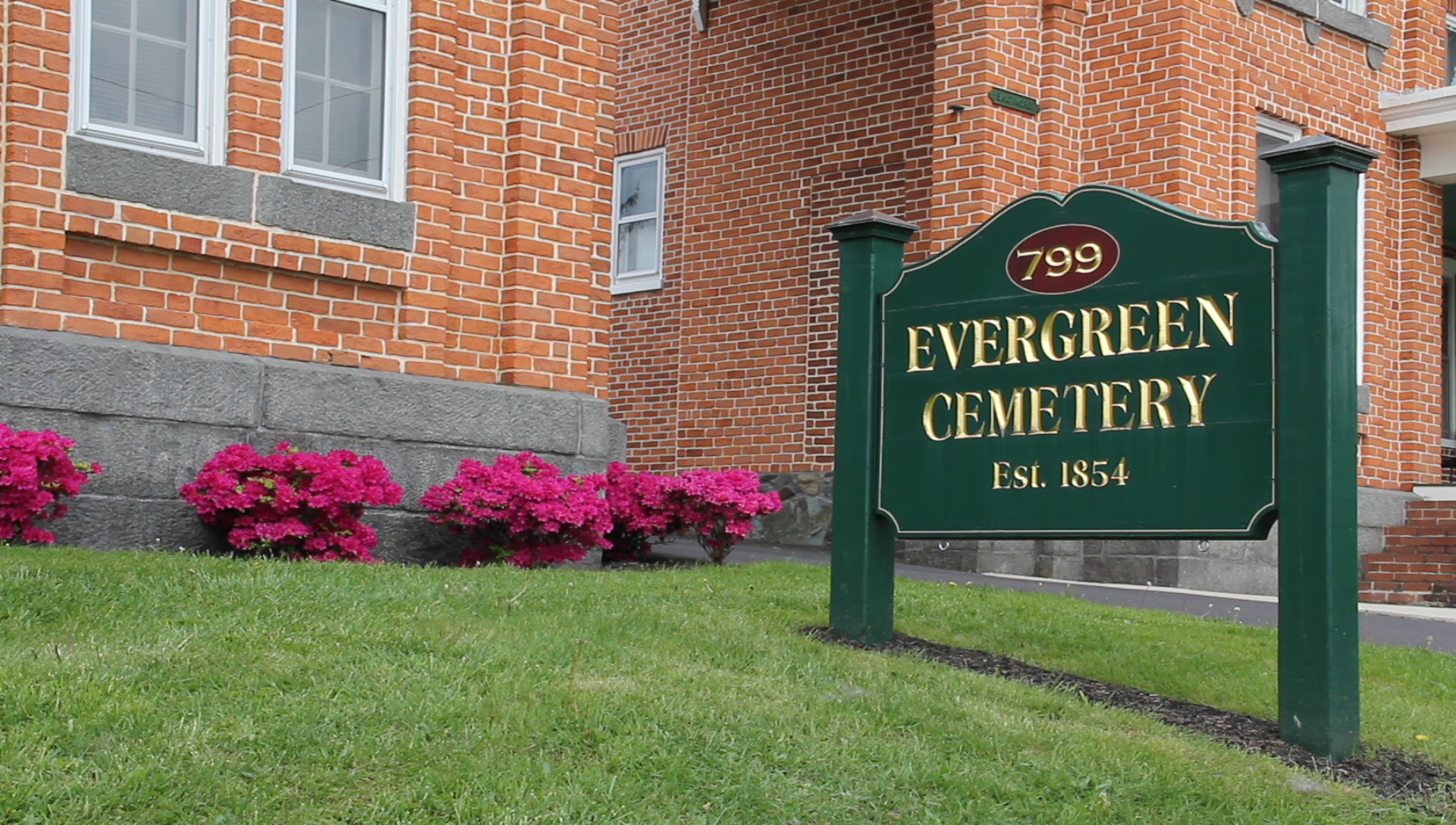 Evergreen Sign Azaleas northward_Moment